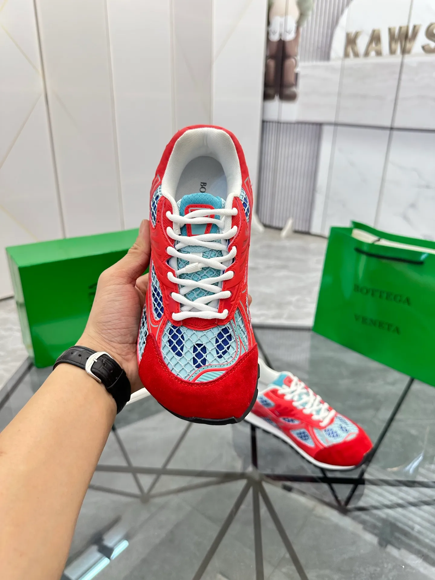 Factory men's shoes 💰: 620💰 (top version) BV Orbit sneakers Wang Yibo's same style couple's dad shoes Runner sneakers, made of lightweight technical mesh fabric. Matched with geometric pattern designed rubber outsole Wang Zha series high version Look for the package craftsmanship The actual height is much higher, but the legs are still slim. Very nice and playable and durable Matching to the standard 💯 Package shoe technology Look for the high version The outsole is made of color-blocked TPU outsole Women's model 35 36 37 38 39 40 41 (40 41 customized) Men's model 38 39 40 41 42 43 44 45. (Customized size 38 45.46) No. H345
